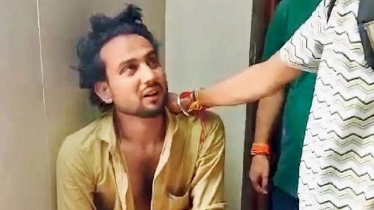 21 साल के शाहनवाज अंसारी को लोगों ने पकड़ लिया और तिलक नगर पुलिस को सौंप दिया. Pic/Rajesh Gupta.