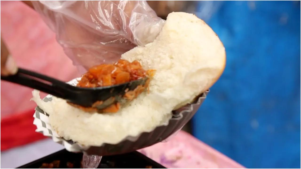 चोरिस पाव एक और पसंदीदा व्यंजन है जो मेले में मिलता है और यह एक ऐसी तैयारी है जिसे आमतौर पर गोवा के समुदाय द्वारा मसालेदार-खट्टे पोर्क सॉसेज के साथ बनाया जाता है जो राज्य से मंगाए जाते हैं. स्वादिष्ट विशेषता पाव के बीच में परोसी जाती है. अगर आपको पोर्क या गोवा का खाना पसंद है, तो इस सप्ताह मेले में जाने पर इसे ज़रूर आज़माना चाहिए. फोटो सौजन्य: मनजीत ठाकुर/मिड-डे