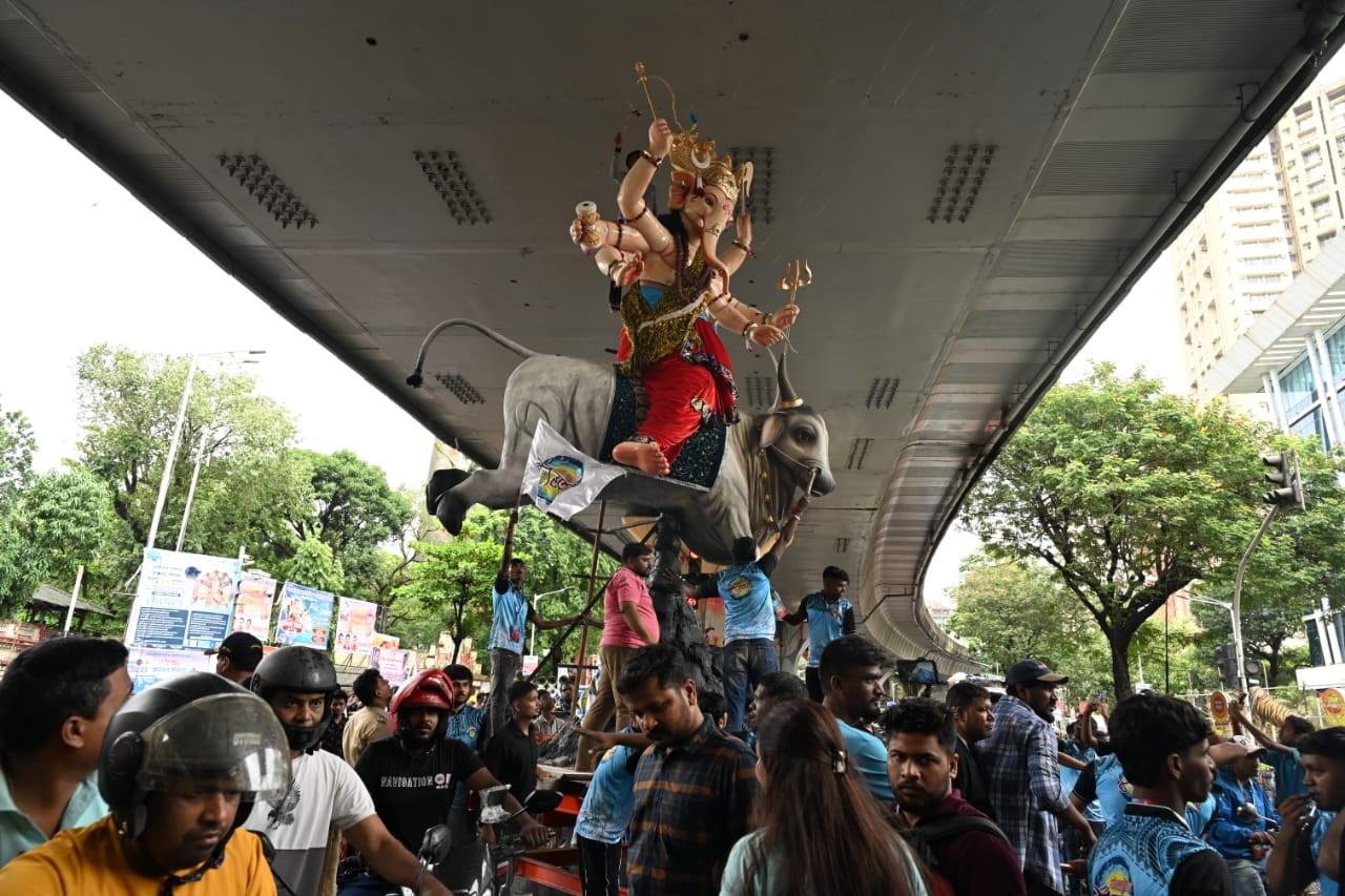 उत्सव का समापन गणेश विसर्जन के साथ होता है, जहाँ गणेश जी की मूर्तियों को पवित्र जलाशयों में विसर्जित किया जाता है. 