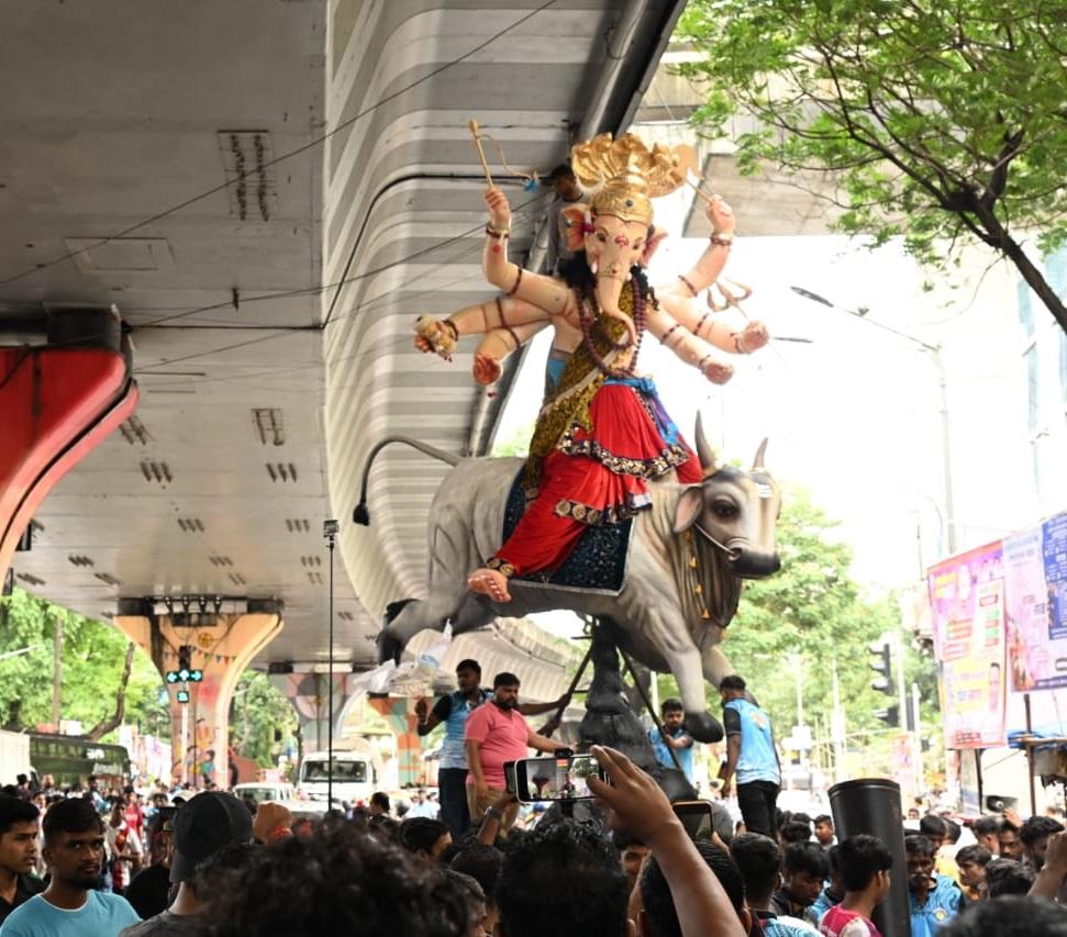 गणेश चतुर्थी के दौरान, विभिन्न समुदायों के लोग एक साथ आते हैं और इसे बड़े आयोजन के रूप में मनाते हैं. 
