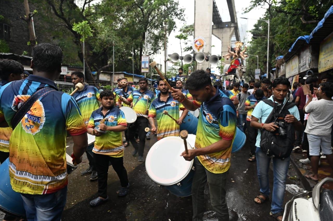 सड़कों पर रंग-बिरंगी लाइट्स, फूलों की सजावट, और ढोल-नगाड़ों की थाप पर नाचते-गाते लोगों की टोलियाँ इस उत्सव की रौनक को और भी बढ़ा देती हैं. 