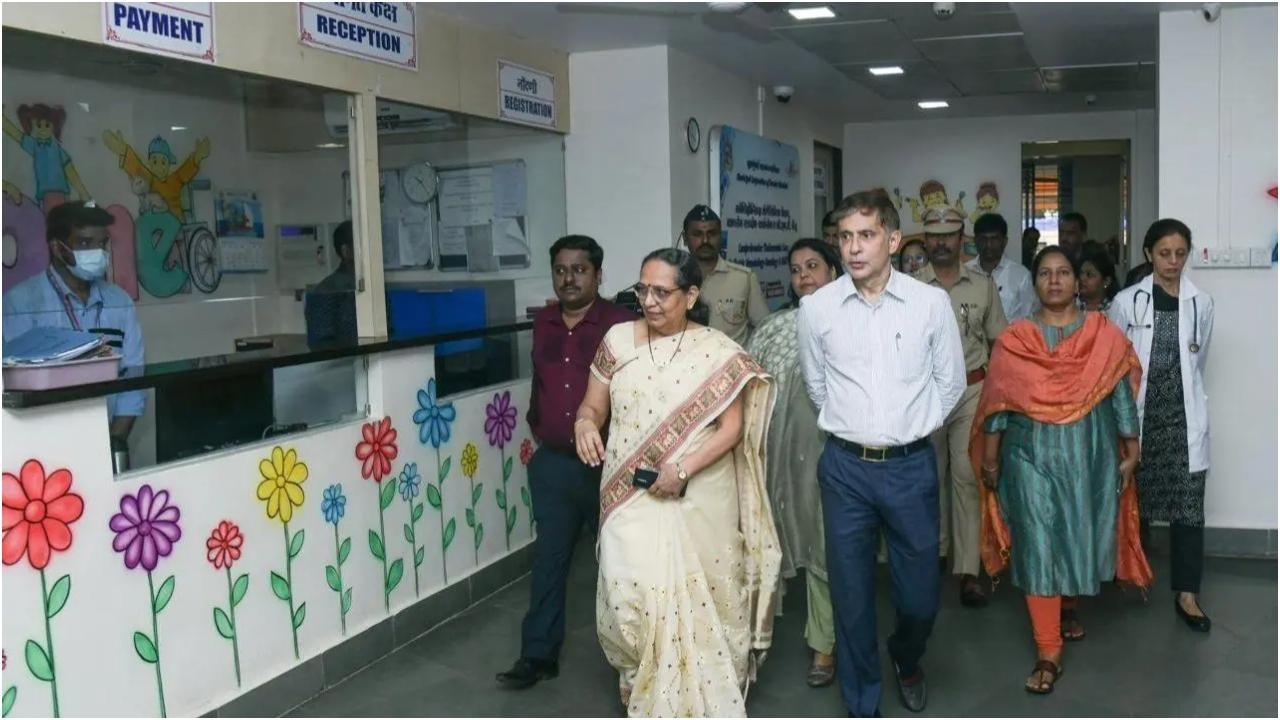 बीएमसी कमिश्नर भूषण गगरानी ने कई विकास परियोजनाओं का अवलोकन करने के लिए बोरीवली और कांदिवली का दौरा किया