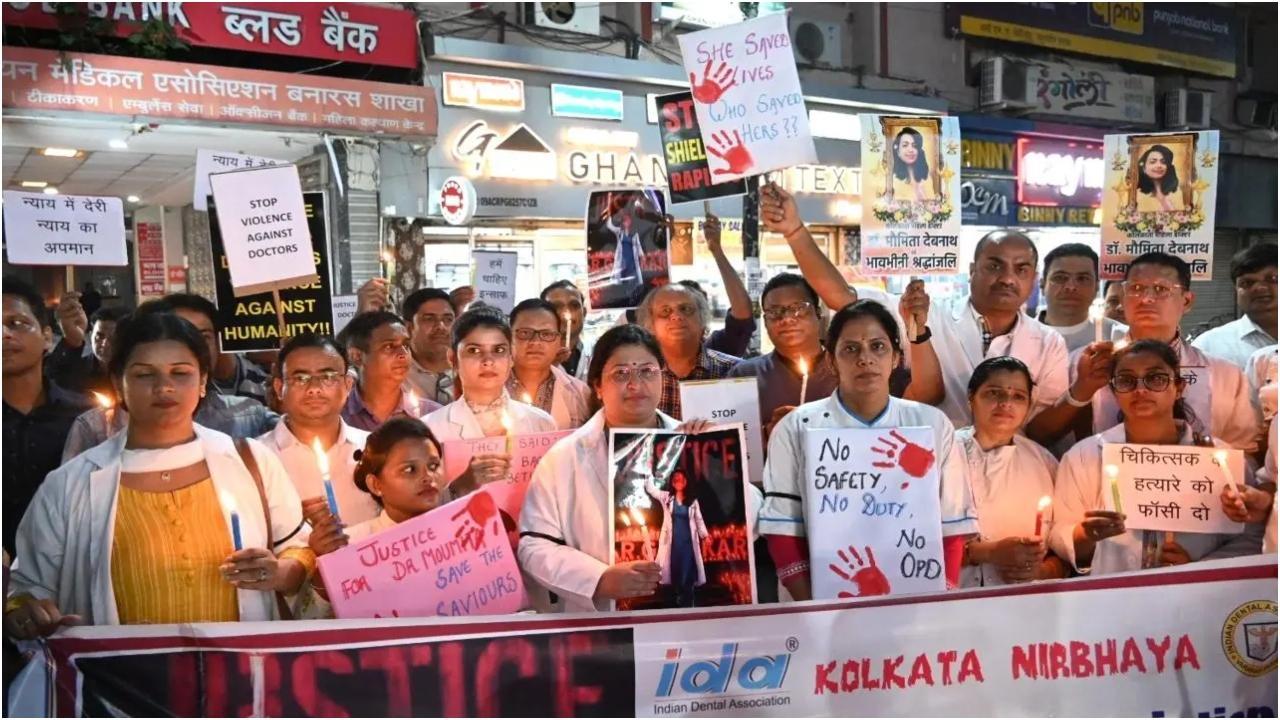 कोलकाता में प्रशिक्षु डॉक्टर के साथ बलात्कार और हत्या के विरोध में शनिवार को वाराणसी में डॉक्टरों ने प्रदर्शन किया. पीटीआई