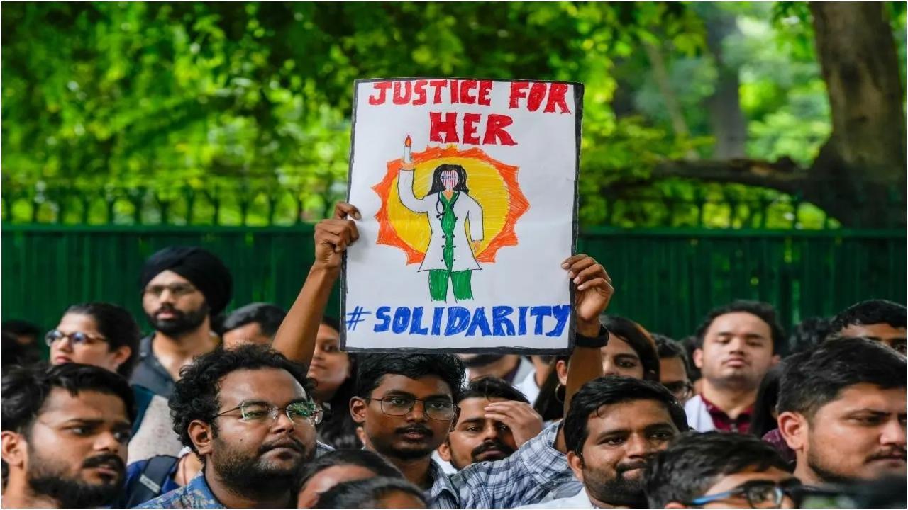 कोलकाता बलात्कार-हत्याकांड के खिलाफ सोमवार को नई दिल्ली में निर्माण भवन के पास प्रदर्शन करते डॉक्टर. तस्वीर/पीटीआई