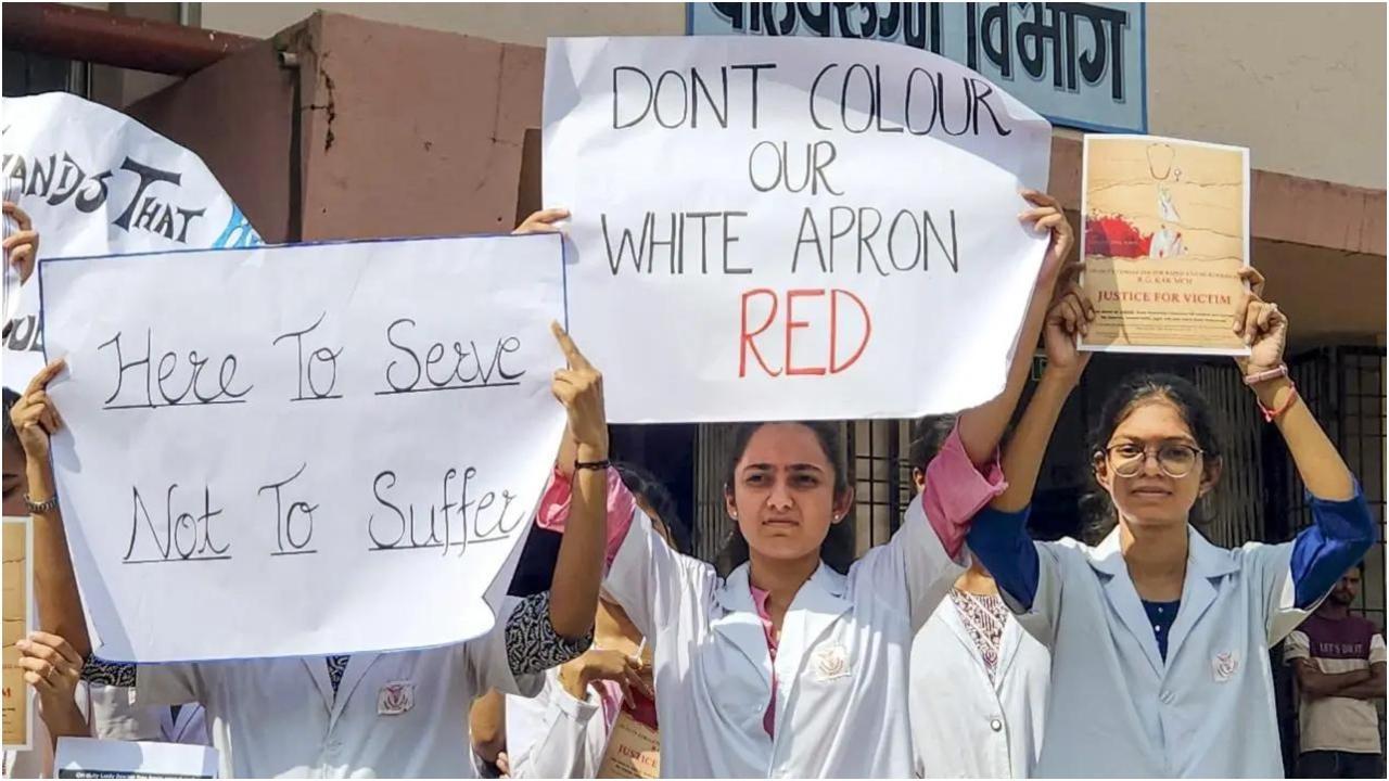 देश के कई हिस्सों में डॉक्टर इस घटना के खिलाफ प्रदर्शन कर रहे हैं. फाइल फोटो/पीटीआई