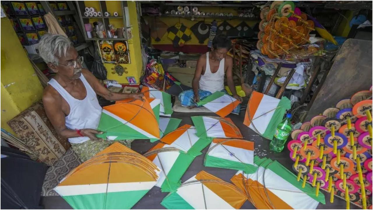 बुधवार, 7 अगस्त, 2024 को कोलकाता में स्वतंत्रता दिवस समारोह से पहले तिरंगी पतंगें तैयार की जा रही हैं. पीटीआई तस्वीर