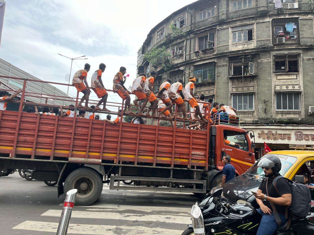 उन्होंने कहा कि राज्य प्रशासन ने स्वतंत्र और सुरक्षित दही हांडी समारोह की अनुमति देकर एमवीए के शासन के दौरान लगाए गए प्रतिबंधों को हटा दिया है.