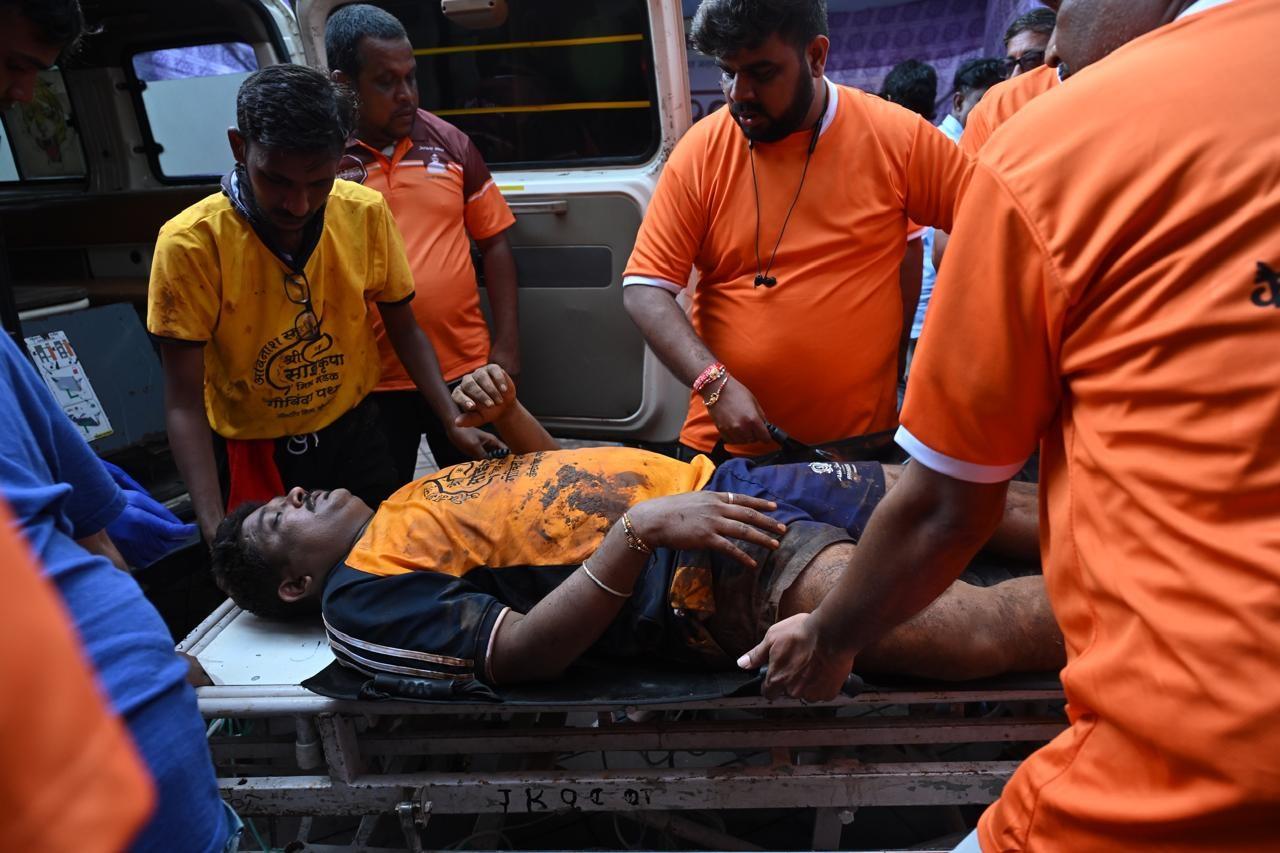 महाराष्ट्र के मुख्यमंत्री एकनाथ शिंदे, जो पड़ोसी ठाणे शहर के टेंभी नाका में दही हांडी कार्यक्रम में शामिल हुए, ने कहा कि उनके गुरु आनंद दिघे ने परंपराओं और सामुदायिक भावना को मजबूत करते हुए इस उत्सव को पुनर्जीवित किया है.