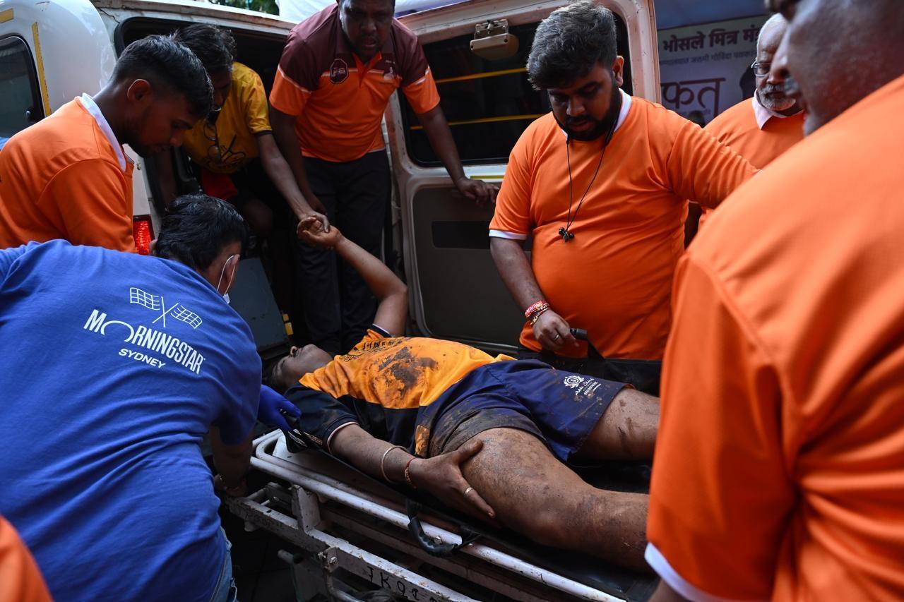 दही हांडी उत्सव के हिस्से के रूप में, गोविंदा या दही हांडी प्रतिभागी हवा में लटकी दही हांडी (दही से भरी मिट्टी की हांडी) को तोड़ने के लिए बहु-स्तरीय मानव पिरामिड बनाते हैं.