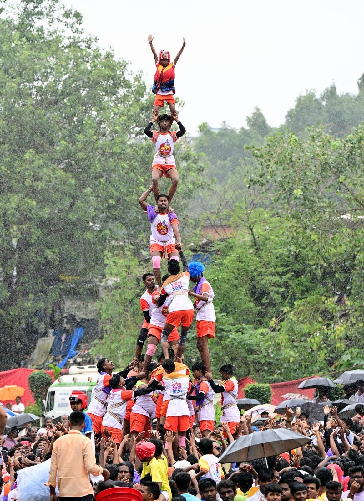 भगवान कृष्ण के जन्म के उपलक्ष्य में मनाए जाने वाले जन्माष्टमी उत्सव का एक हिस्सा दही हांडी में लोगों ने उत्साहपूर्वक भाग लिया. 