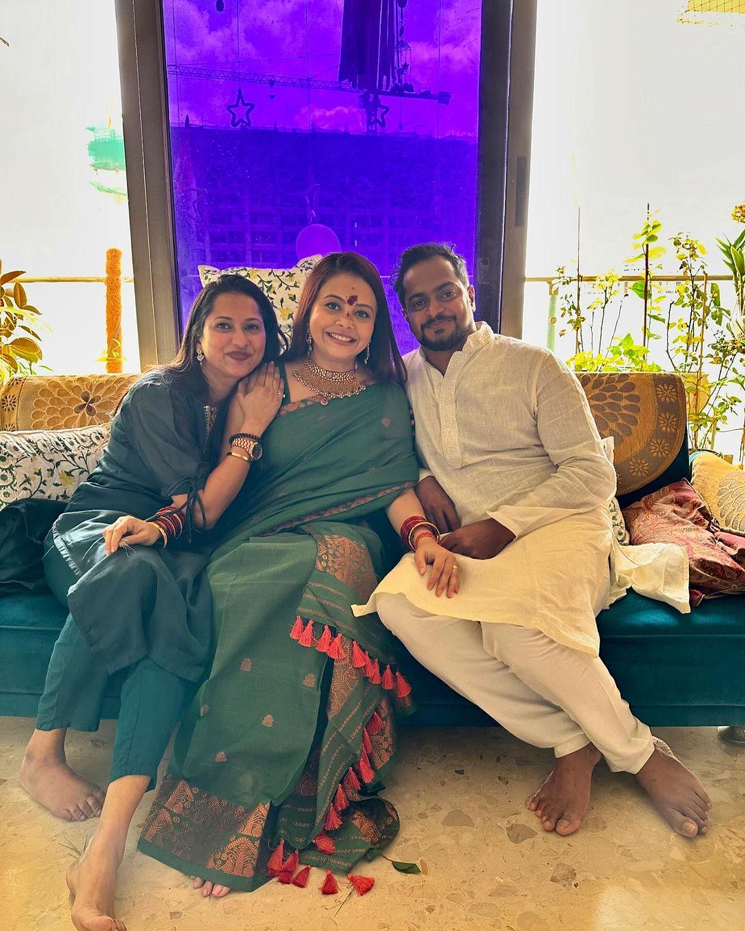 देवोलीना भट्टाचार्जी ने जो फोटोज सोशल मीडिया पर शेयर की है वो पूजा के दौरान ली गई हैं. 