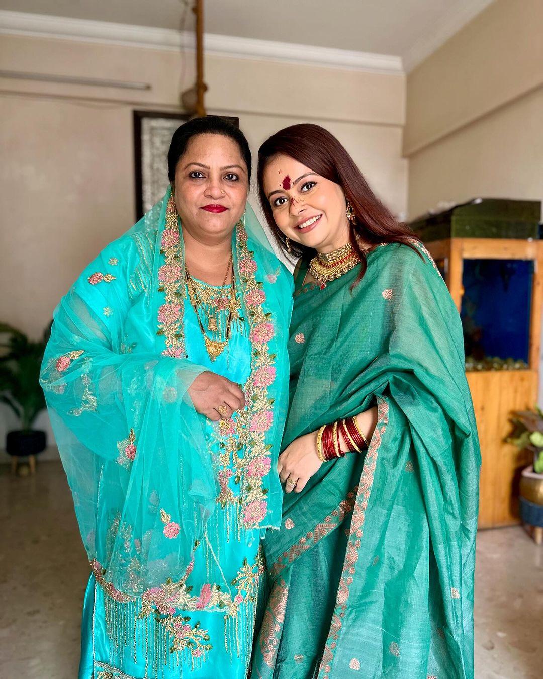 इन तस्वीरों में देवोलीना अपने ससुराल वालों के अलावा फैमिली फ्रेंड्स के साथ भी दिखाई दी. 