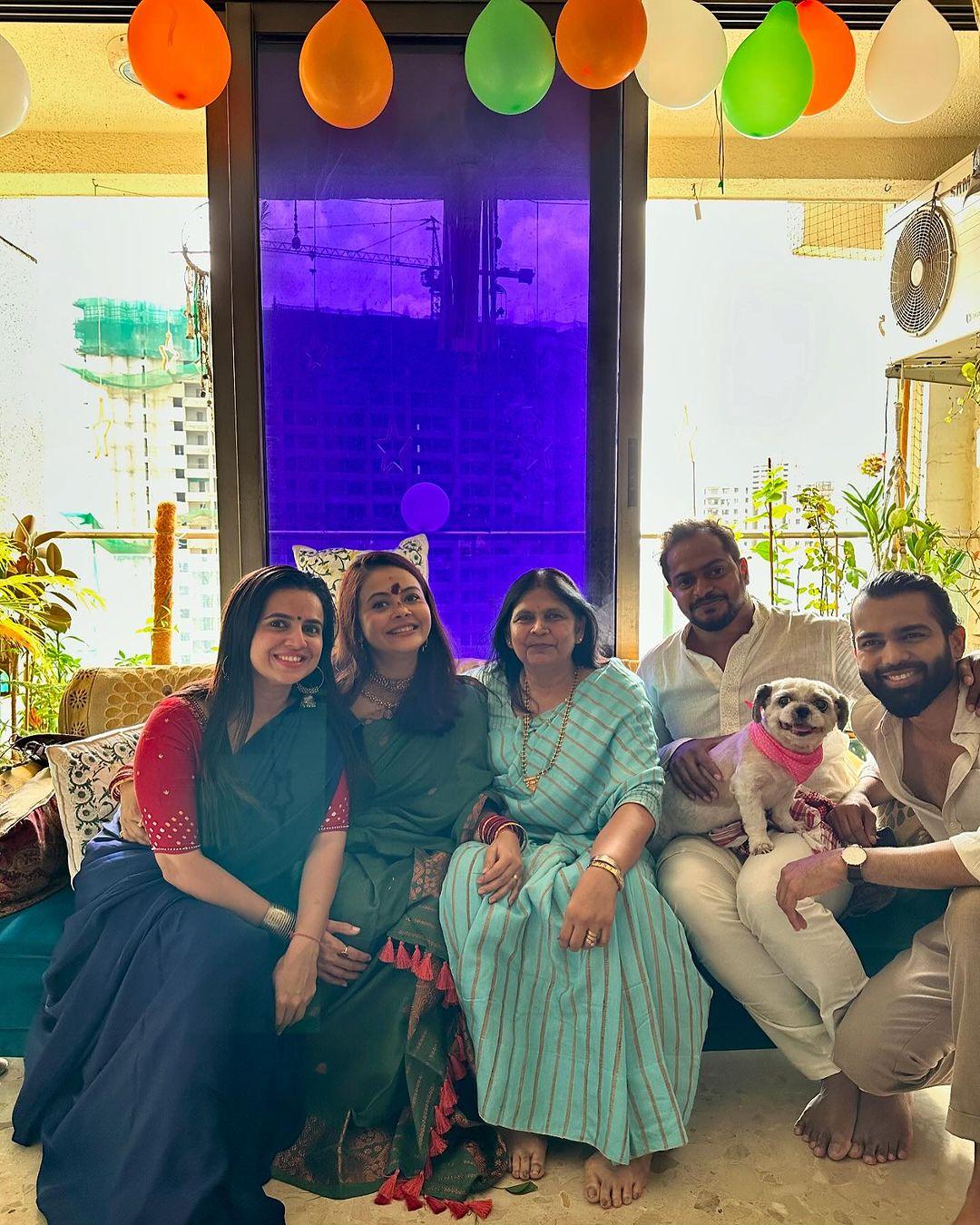 तस्वीरों में आप देख सकते है कि देवोलीना के चेहरे पर प्रेग्नेंसी ग्लो साफ तौर पर नजर आ रही हैं.  