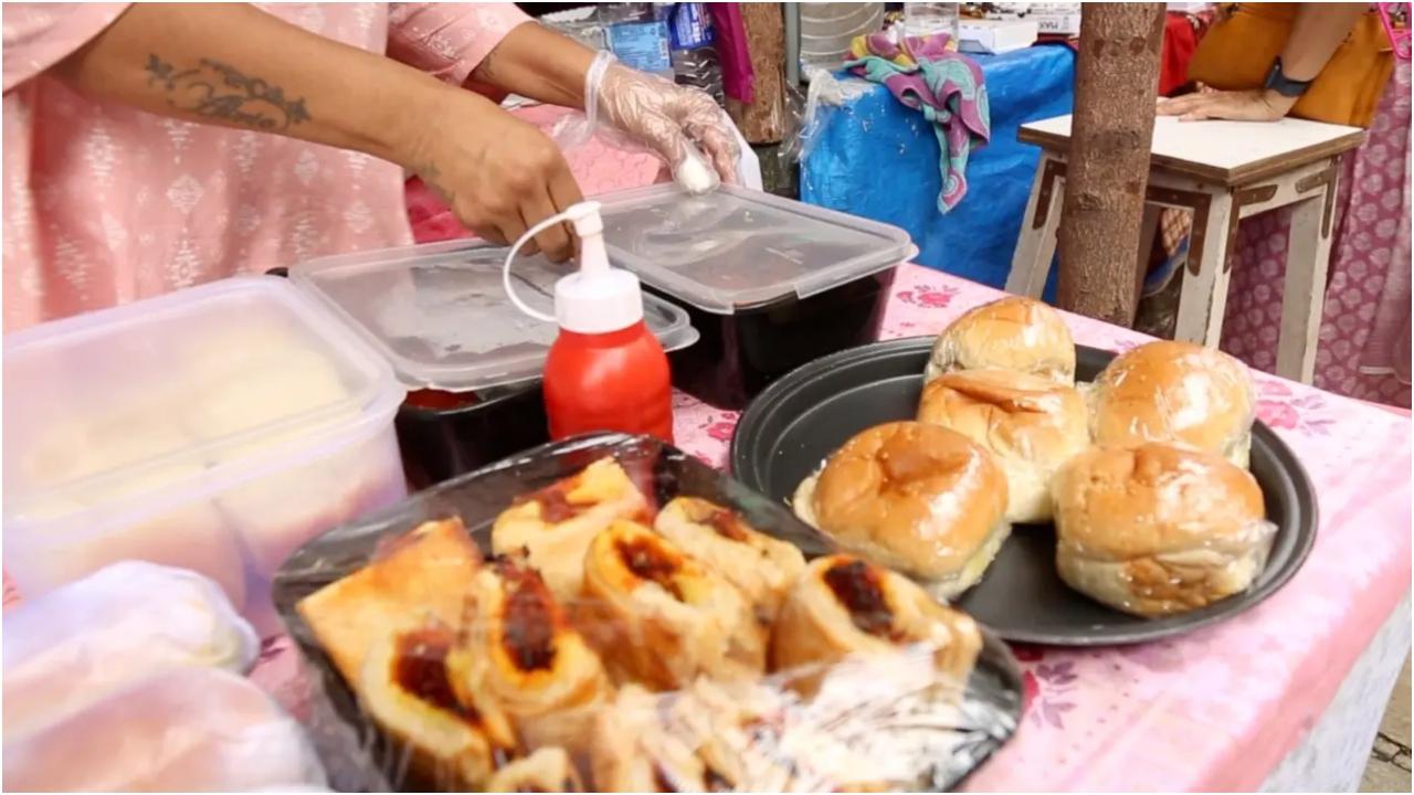 चोरिस पाव बेचने वाले स्टॉल पर संभवतः सोरपोटेल भी होगा, जो गोवा का एक और व्यंजन है, जो मसालेदार गोवा पोर्क से बना व्यंजन है. यह घर ले जाने लायक मिठाई हो सकती है, लेकिन आप चर्च की सीढ़ियों पर स्टॉल पर बिकने वाले किसी भी तरह के चिकन रोल, सैंडविच या पैटीस का भी आनंद ले सकते हैं. रोल मसालेदार-मीठे चिकन से भरे होते हैं, जिन्हें तकिये की तरह मुलायम ब्रेड रोल के बीच में भरा जाता है और निश्चित रूप से इसे ज़रूर आज़माना चाहिए. फ़ोटो सौजन्य: मंजीत ठाकुर/मिड-डे