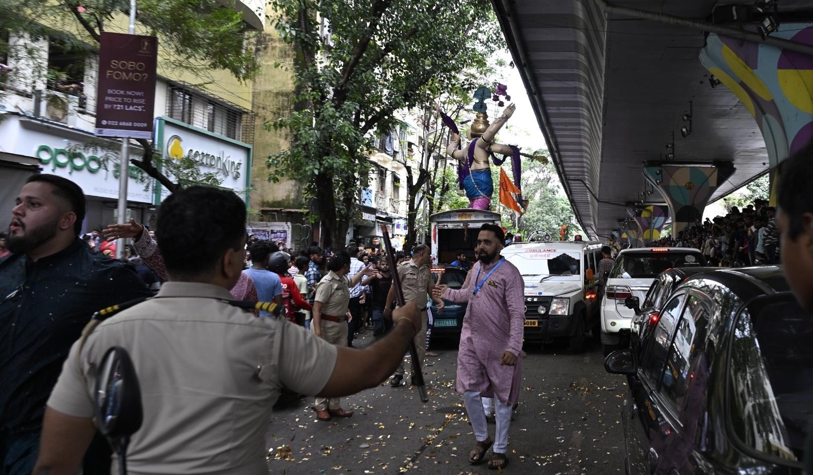 इस दौरान कुछ समिति के कार्यकर्ता जुलूस के बीच एम्बुलेंस को निकालते हुए दिखाई दिए.