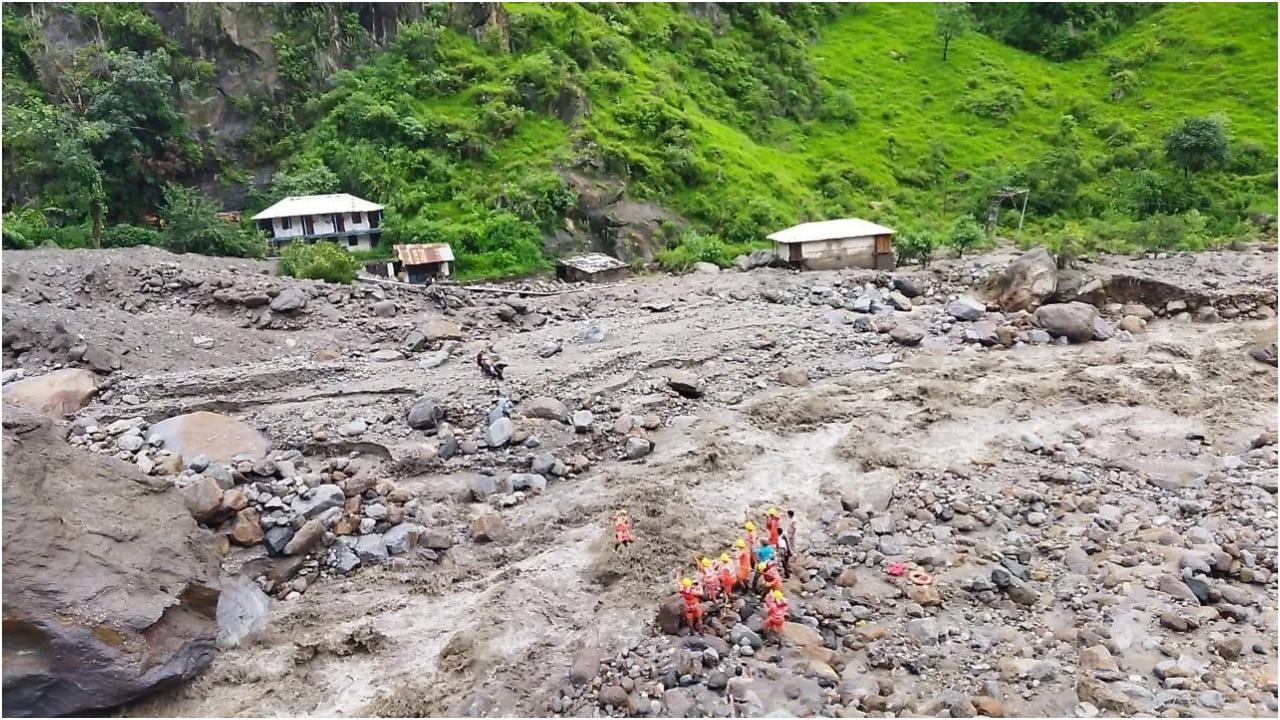 हिमाचल प्रदेश में बादल फटने के बाद एनडीआरएफ और एसडीआरएफ के जवान बचाव कार्य में जुटे हैं.