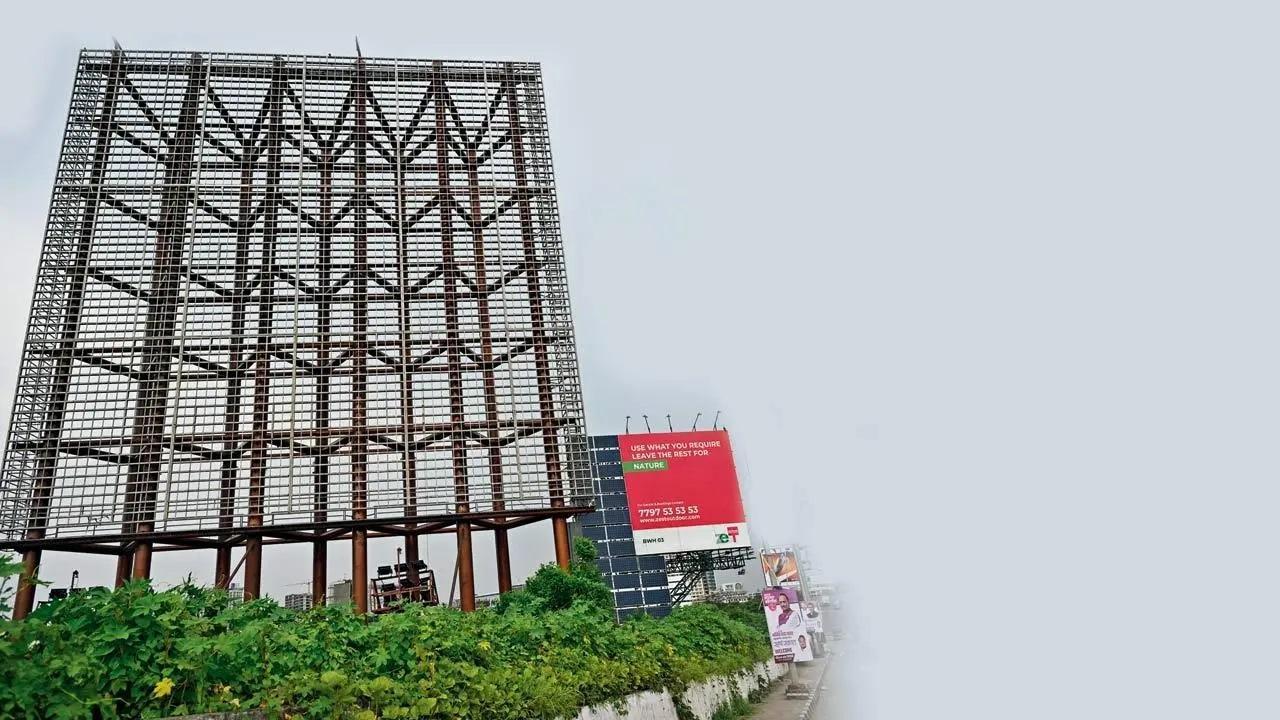 बांद्रा में लगा यह बड़ा होर्डिंग जल्द ही हटा दिया जाएगा. तस्वीरें/आशीष राजे