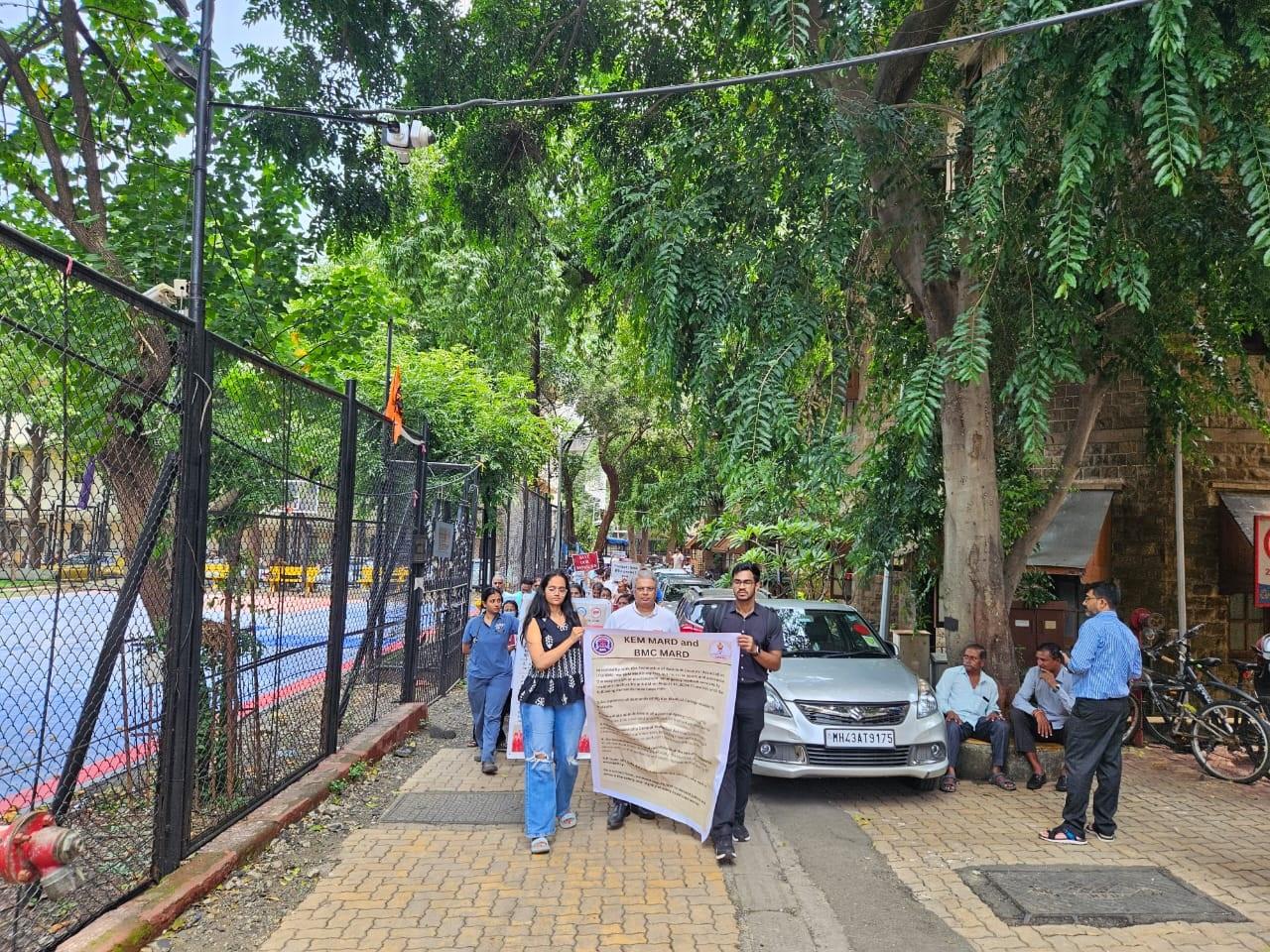 किंग एडवर्ड मेमोरियल अस्पताल में भी शांति मार्च निकाला गया. डॉक्टर्स ने इस दौरान नारेबाजी करते हुए डॉक्टर्स की सुरक्षा को लेकर कई सवाल किए. (फोटो/कीर्ति सुर्वे)