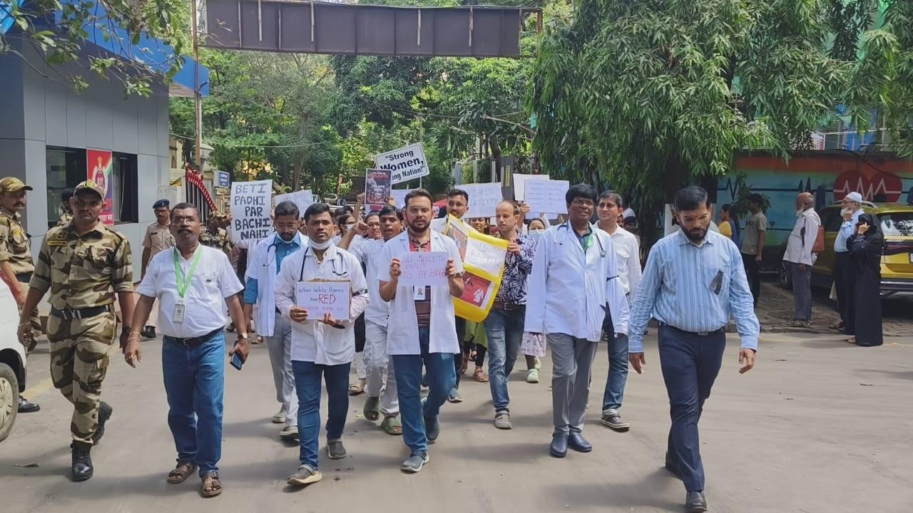 इस मामले पर परिवार ने कुछ इंटर्न और डॉक्टर्स पर भी शक जताया है. परिवार के अनुसार ये लोग भी इस घटना में शामिल हो सकते हैं.