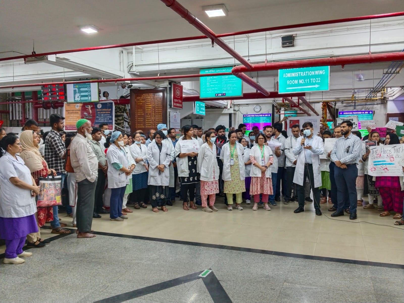 कोलकाता में महिला डॉक्टर के लिए न्याय मांगने के लिए सारे डॉक्टर्स एक साथ आ गए हैं. सभी जगहों पर महिलाओं की सुरक्षा को लेकर सवाल उठाए जा रहे हैं.