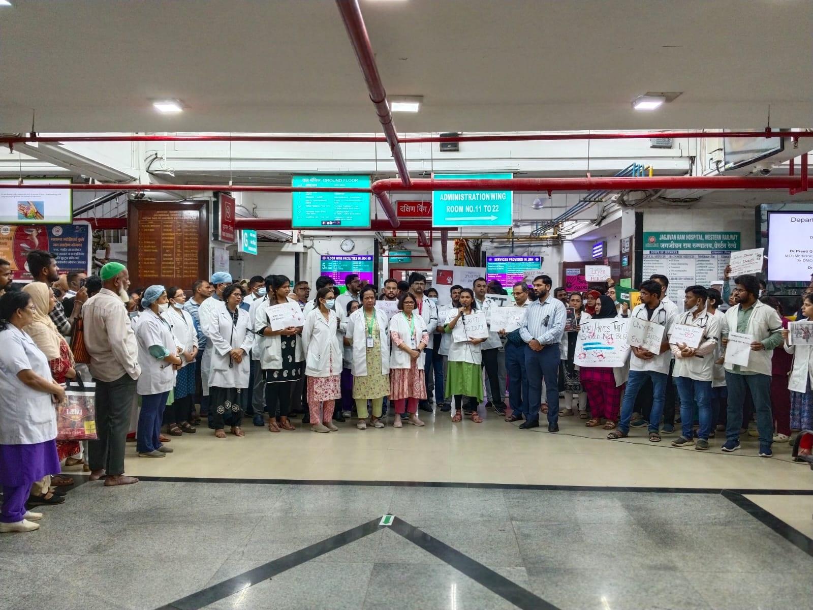 कोलकाता में महिला डॉक्टर के साथ दुष्कर्म और हत्या के विरोध में मुंबई सेंट्रल के जगजीवन राम अस्पताल में डॉक्टर्स ने विरोध प्रदर्शन किया. (फोटो/अतुल कांबले)