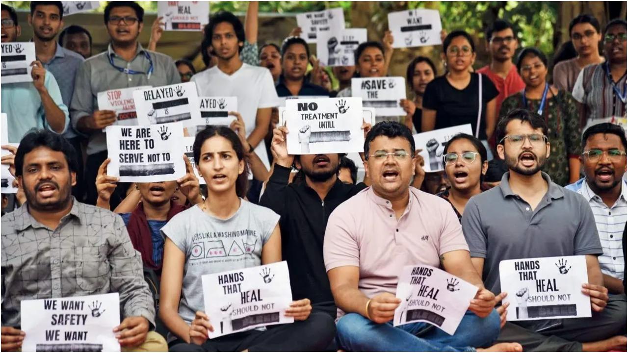 मुंबई के जेजे अस्पताल में हड़ताल पर डॉक्टर। फाइल फोटो/सैय्यद समीर अबेदी