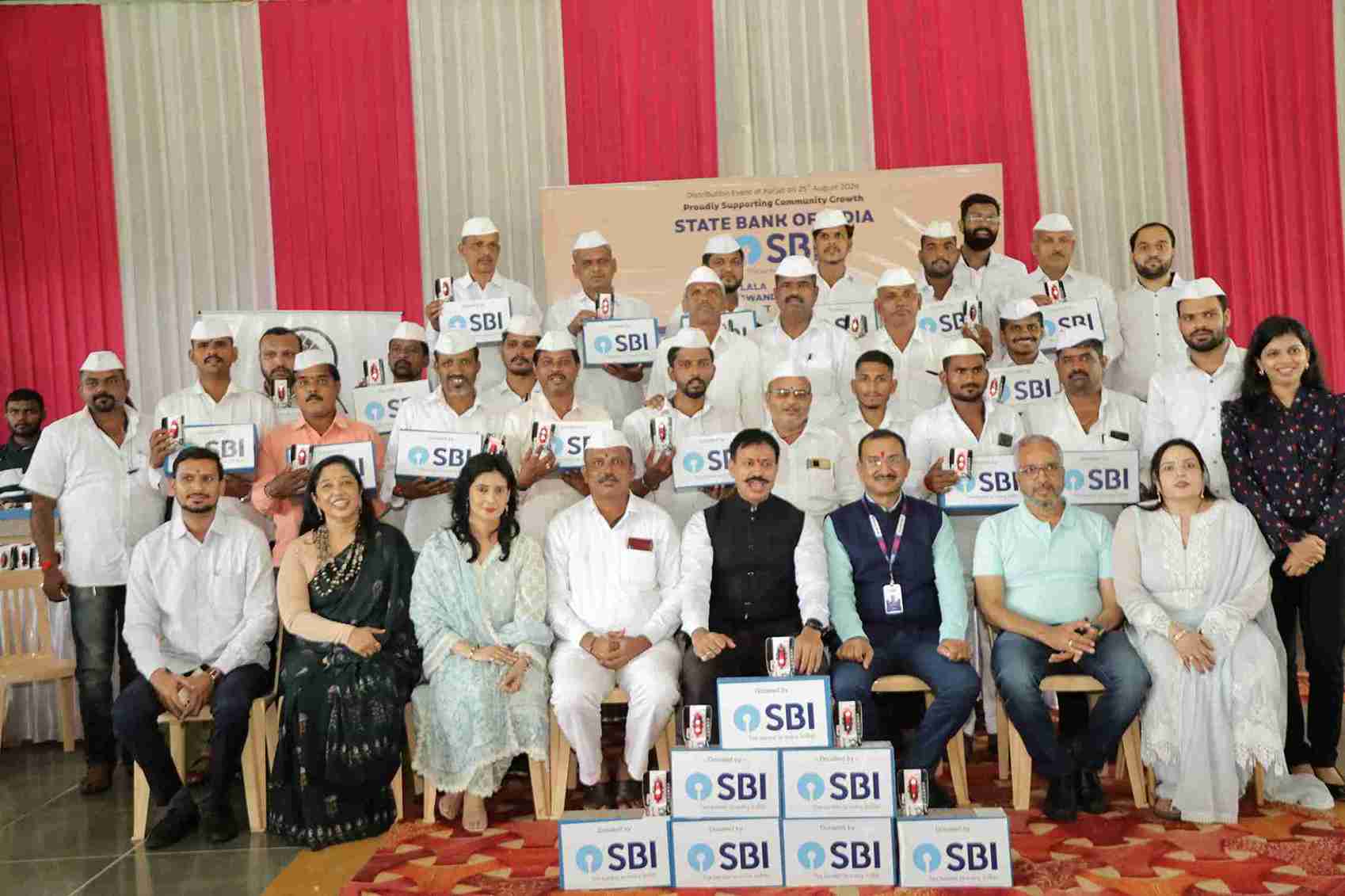 इसके अलावा, मुंबई के डब्बावालों को जूते और साइकिल लाइट्स प्रदान की गईं, जिससे उनके दैनिक कार्यों में उपयोग हो सके. 