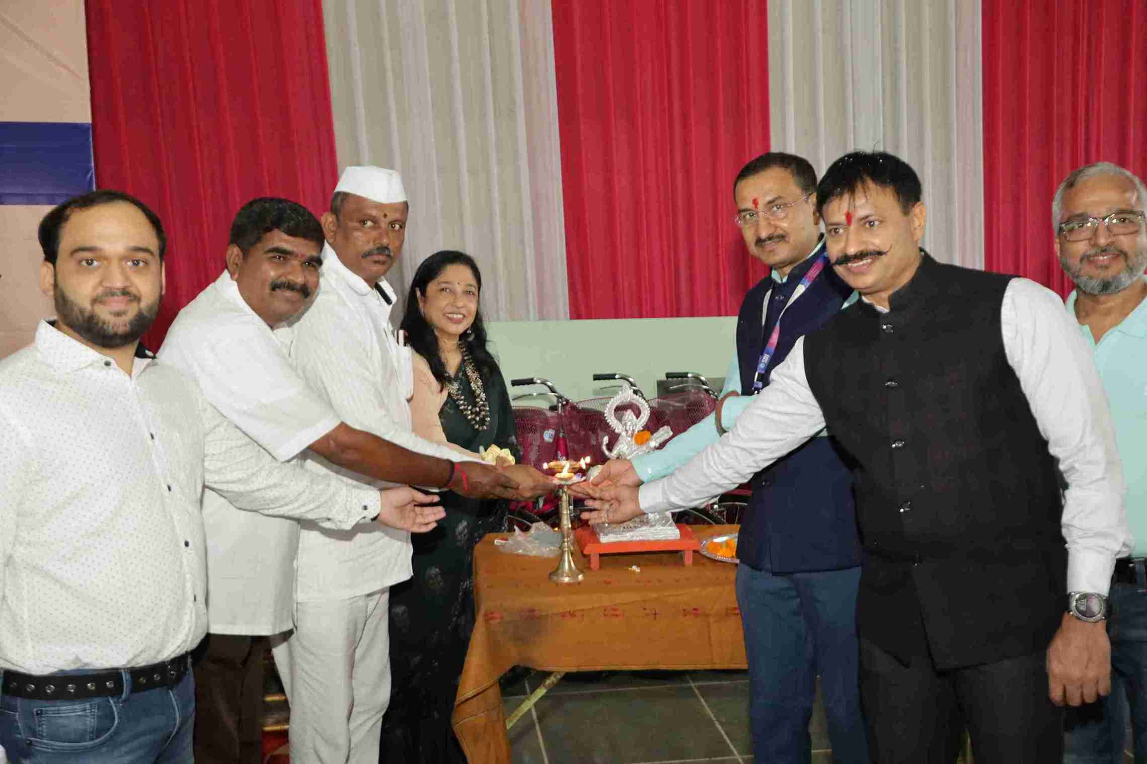 इस दौरान लोहा फाउंडेशन की अध्यक्ष संजना लाल ने कहा, `जियो मुंबई सस्टेनेबिलिटी साइक्लोथॉन के दौरान किए गए वादे के अनुसार, हमने जनजातीय लड़कियों और डब्बावालों को आवश्यक संसाधन प्रदान किए हैं.