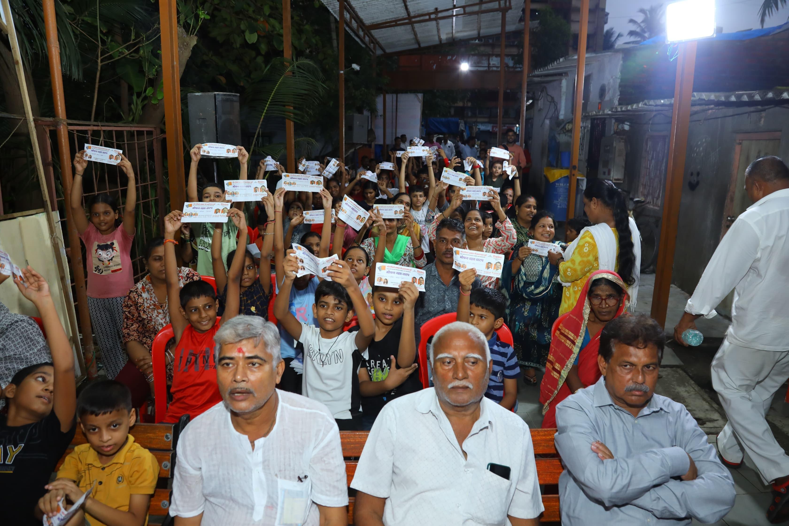 इन सभी के हाथों से विद्यार्थियों को मुफ्त कॉपियों का वितरण किया गया. 