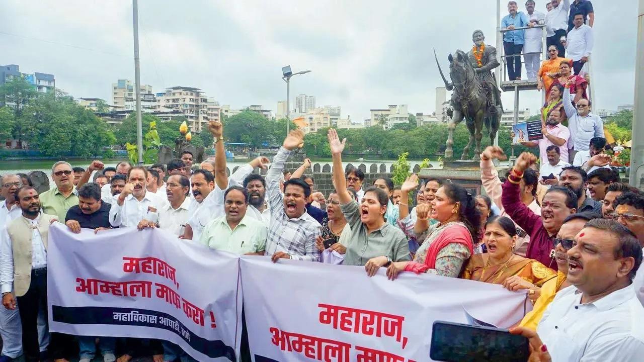 महा विकास अघाड़ी के सदस्यों ने बुधवार को ठाणे में शिवाजी महाराज की मूर्ति गिराए जाने के विरोध में प्रदर्शन किया. 