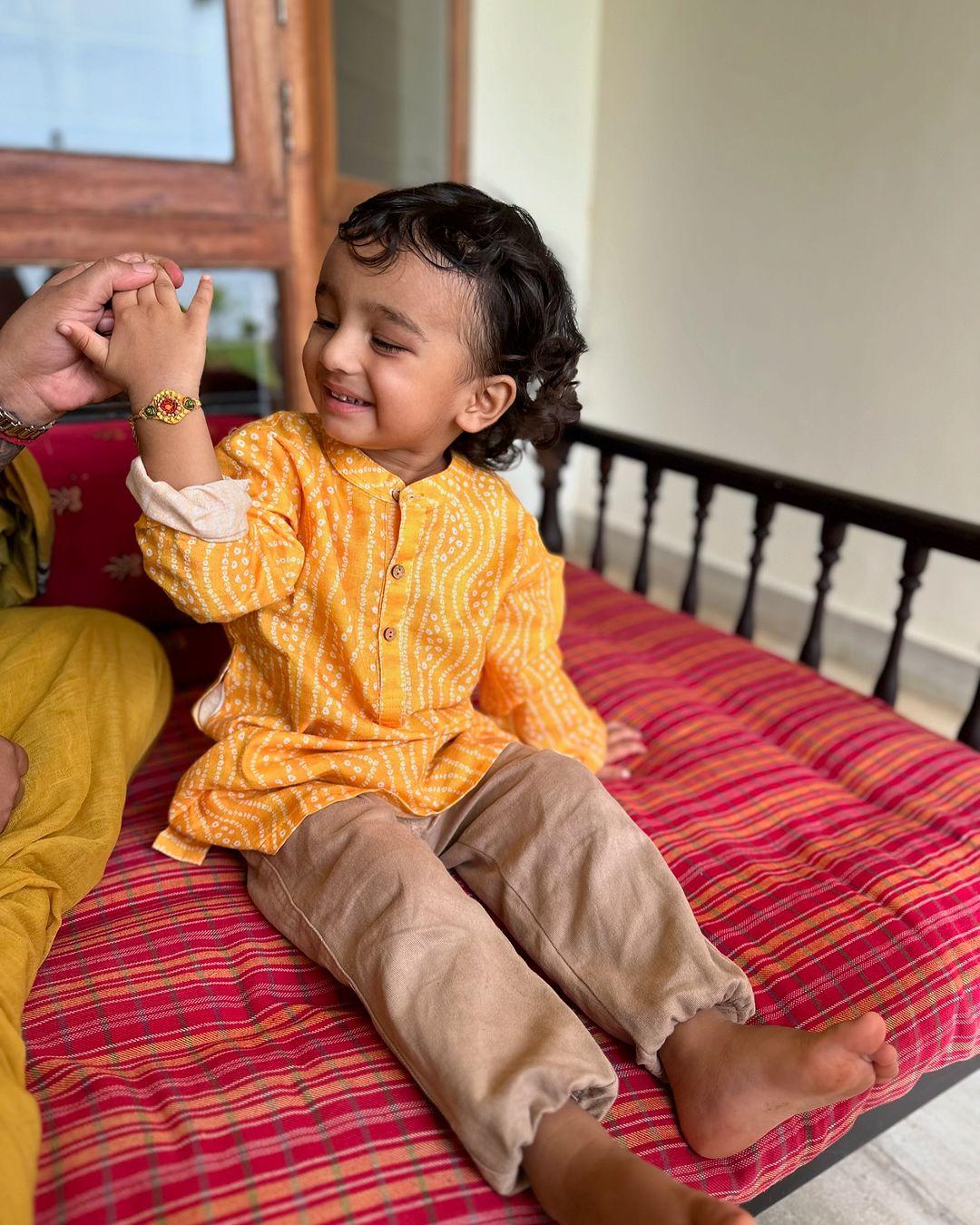 मोहिना कुमारी सिंह की ये तस्वीरें उनके चाहने वालों को काफी पसंद आ रही है. सोशल मीडिया यूजर इन फोटोज को लाइक करने के साथ-साथ कमेंट करते हुए दिखाई दिए. 