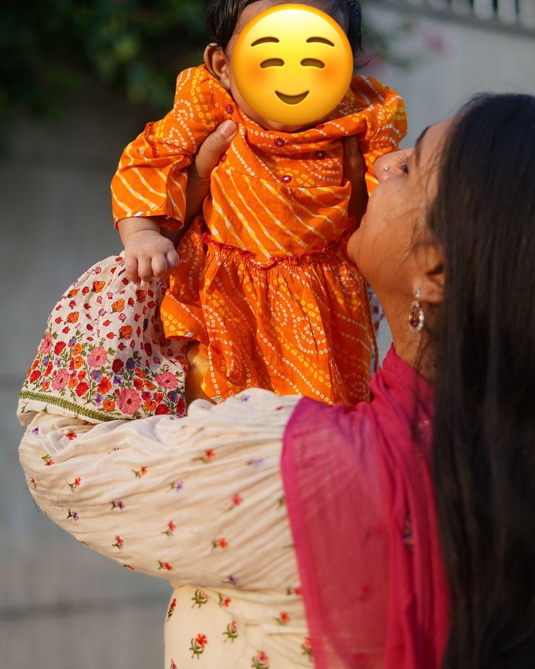 मोहिना कुमारी ने अपनी बेटी का नाम `गौरिता` रखा है. बेटी के जन्म से पहले अभिनेत्री ने फैंस के लिए गोदभराई की भी तस्वीर पोस्ट की थी. जिसे भी काफी पसंद किया गया था. 