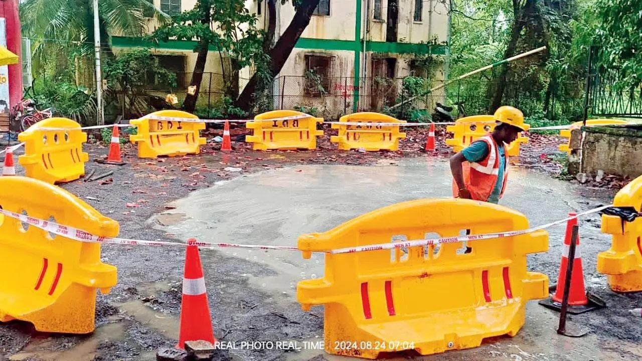 शुक्रवार रात करीब 10 बजे गड्ढ़ा खुल गया.
