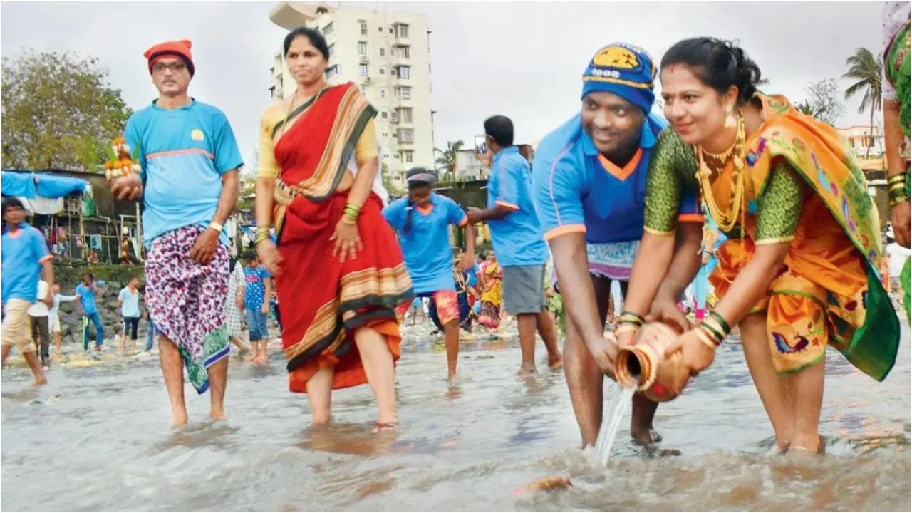 धार्मिक अनुष्ठान
इस त्यौहार के लिए, कोली समुदाय समुद्र में नारियल चढ़ाकर आकाश और जल के देवता भगवान वरुण की पूजा करता है. यह अनुष्ठान शांत जल और प्राकृतिक जल आपदाओं से सुरक्षा के लिए प्रार्थना करने का एक तरीका है.