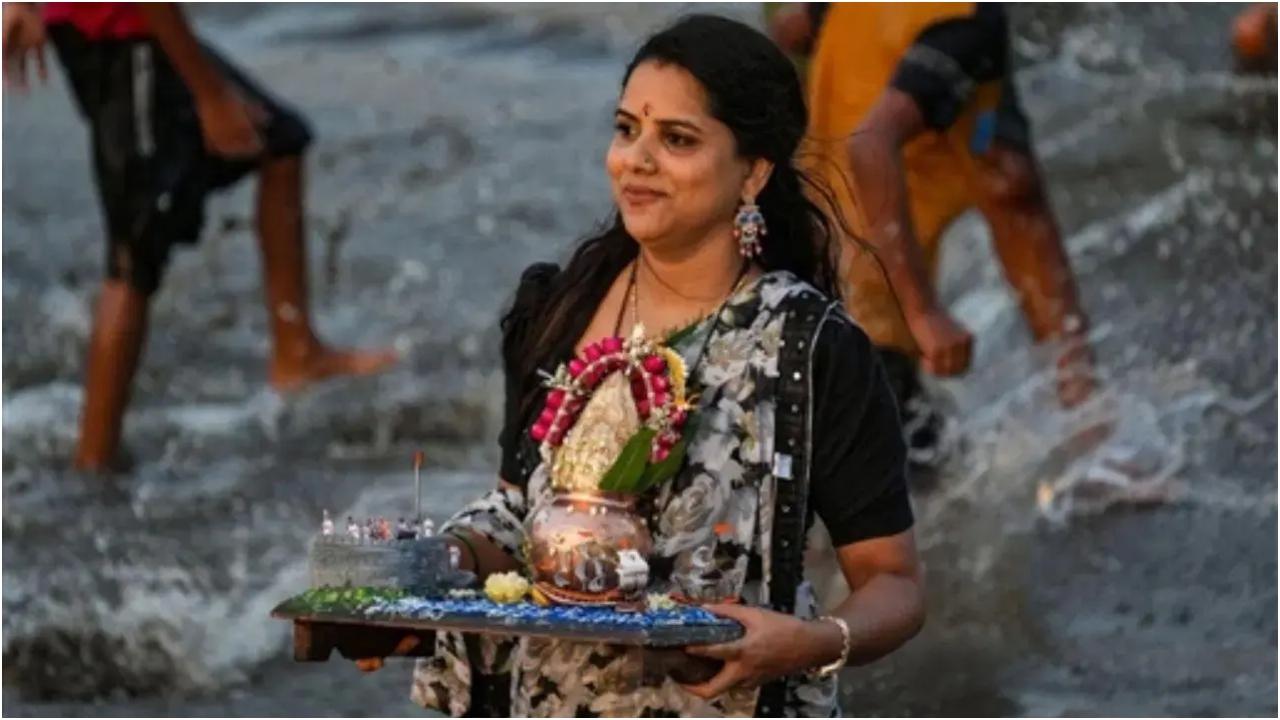 त्यौहार का विकास
पहले, समुदाय अनुष्ठान के हिस्से के रूप में असली सोने के नारियल की पूजा करता था. हालाँकि, मुद्रास्फीति के कारण, वे अब नारियल को सोने के रंग से सजाते हैं.