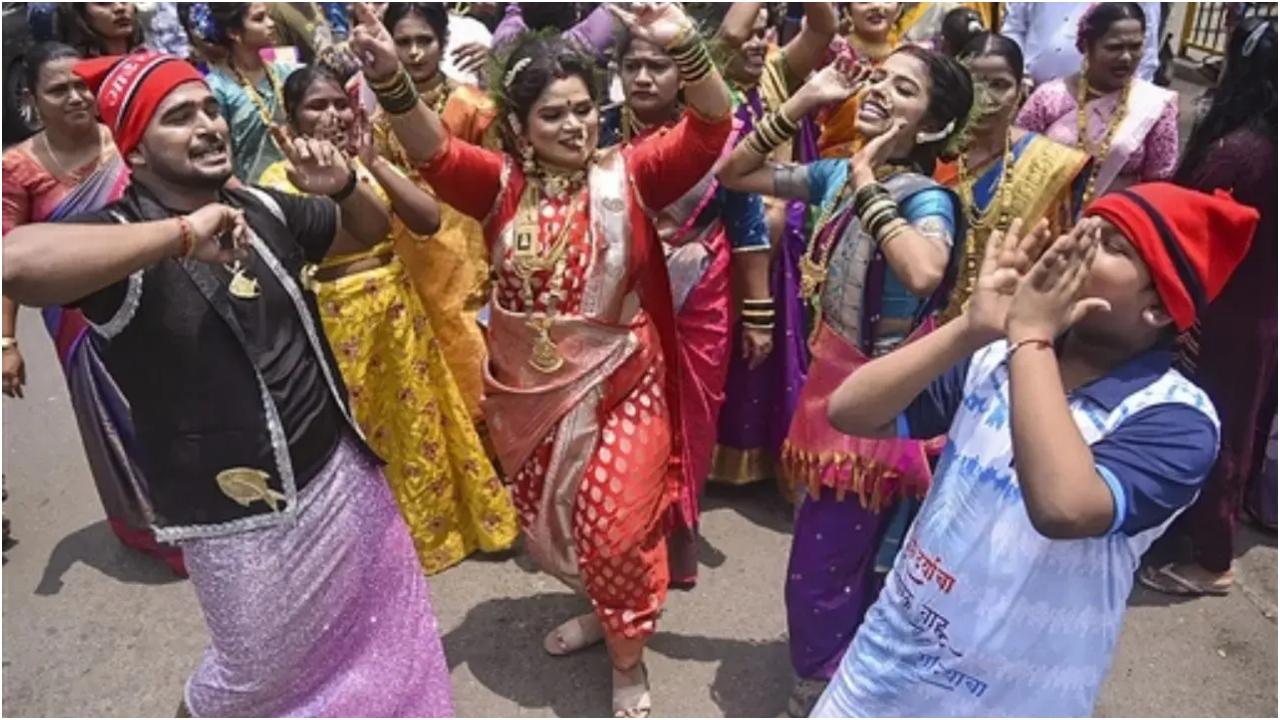 उत्सव
समुदाय मानसून के बाद अपनी पहली यात्रा के लिए तैयार होने के लिए अपनी नावों को फूलों और रंगीन क्रेप पेपर से सजाता है. वे नारली पूर्णिमा के अगले दिन ही नाव पर चढ़ना शुरू कर देते हैं, लेकिन उसके बाद वे एक साथ मिलकर नाचते-गाते हैं और बढ़िया खाने के साथ जश्न मनाते हैं.