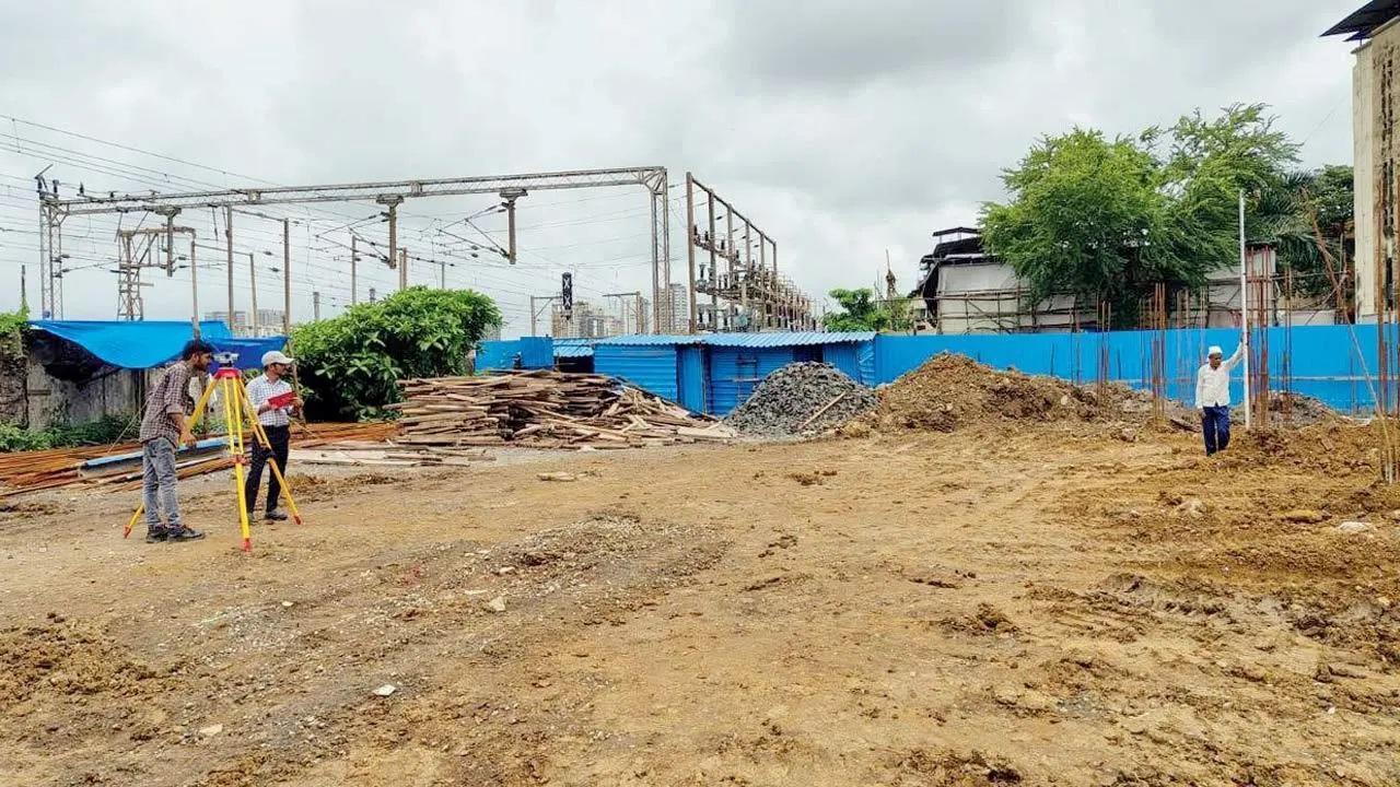 लाइनों के विस्तार से पहले सर्वे का काम चल रहा है.