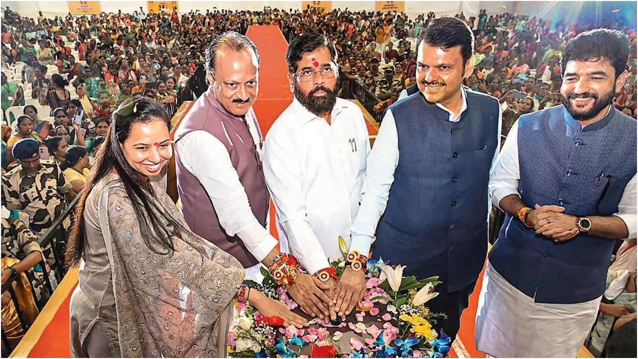 17 अगस्त को पुणे जिले के बालेवाड़ी क्षेत्र में `मुख्यमंत्री माझी लड़की बहिन` योजना के शुभारंभ के दौरान महाराष्ट्र के मुख्यमंत्री एकनाथ शिंदे और डीसीएम देवेंद्र फड़नवीस और अजीत पवार। फ़ाइल चित्र/पीटीआई