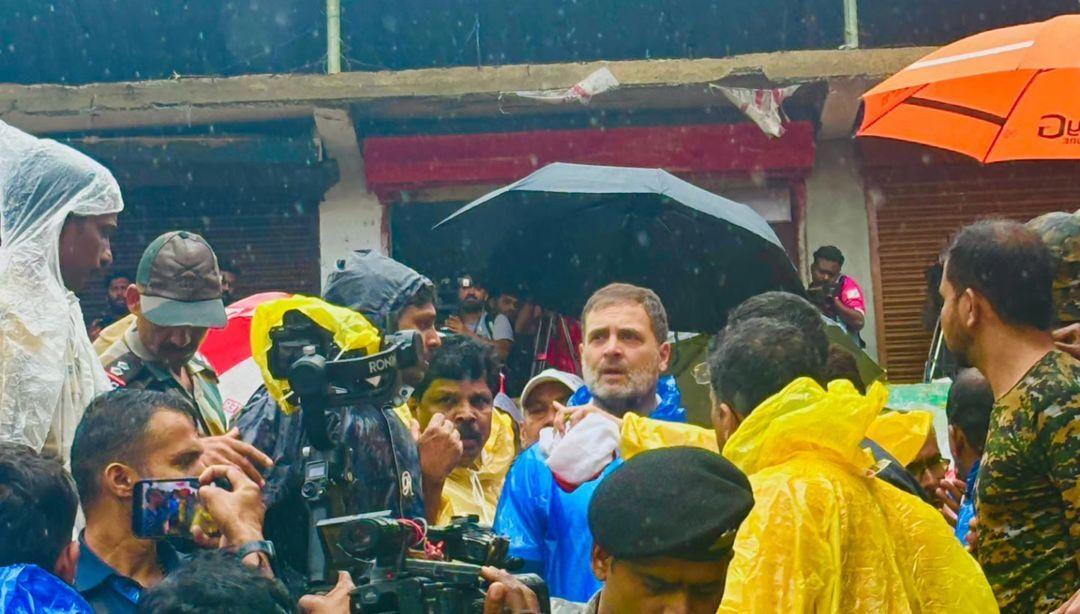 स्थल का दौरा करने के बाद, गांधी ने एक फेसबुक पोस्ट में कहा कि आपदा और त्रासदी के दृश्य देखकर उनका दिल बहुत दुखी हुआ. 