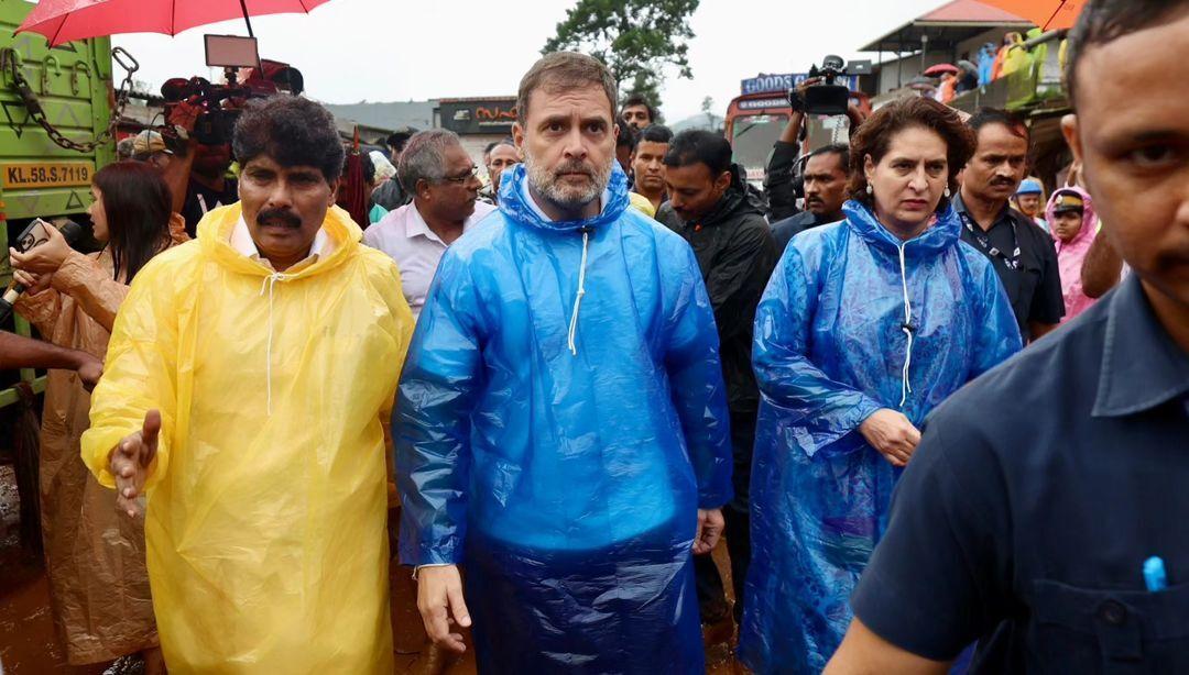 चूरालमला पहुंचने के बाद, गांधी और उनकी बहन - नीले पारदर्शी रेनकोट पहने हुए - वहां बने अस्थायी लकड़ी के वॉकवे को पार किया, बेली ब्रिज के निर्माण को देखा और बारिश और कीचड़ भरे इलाके में घूमे.