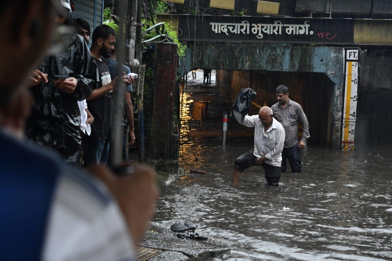 अंधेरी सबवे में पानी भर जाने के बाद भी लोग वहां से चलते हुए नज़र आए.