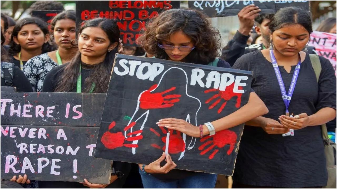 कोलकाता की एक डॉक्टर के साथ बलात्कार और हत्या के खिलाफ सोमवार को बेंगलुरु के फ्रीडम पार्क में छात्रों ने प्रदर्शन किया. तस्वीर/पीटीआई