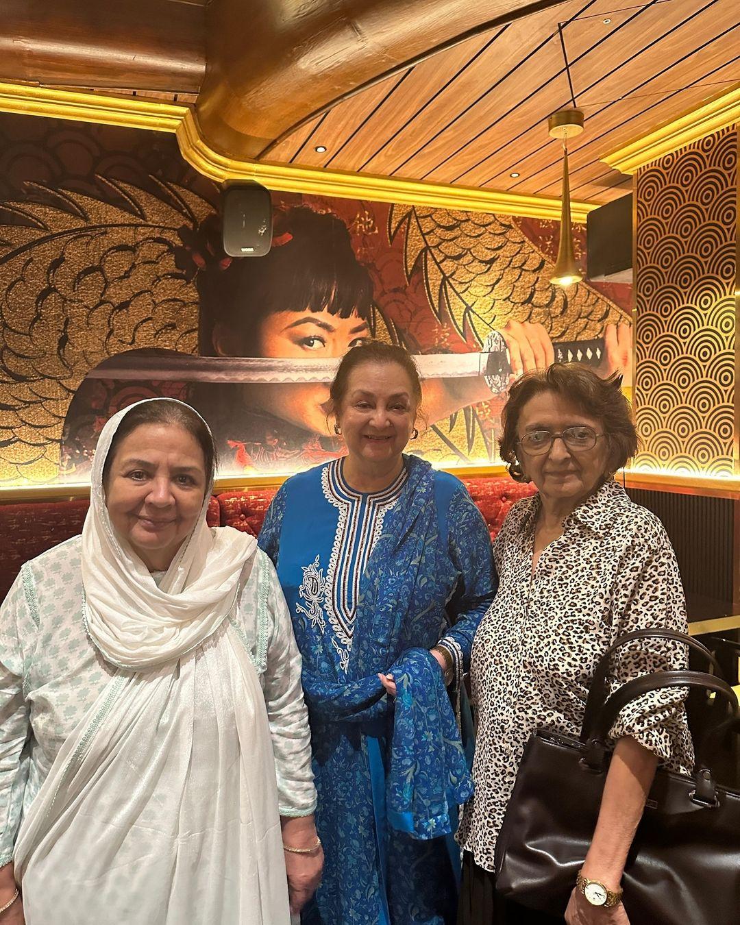 जन्मदिन के जश्न में सायरा बानो की दोस्त फरीदा जलाल भी शामिल होते दिखाई दी.