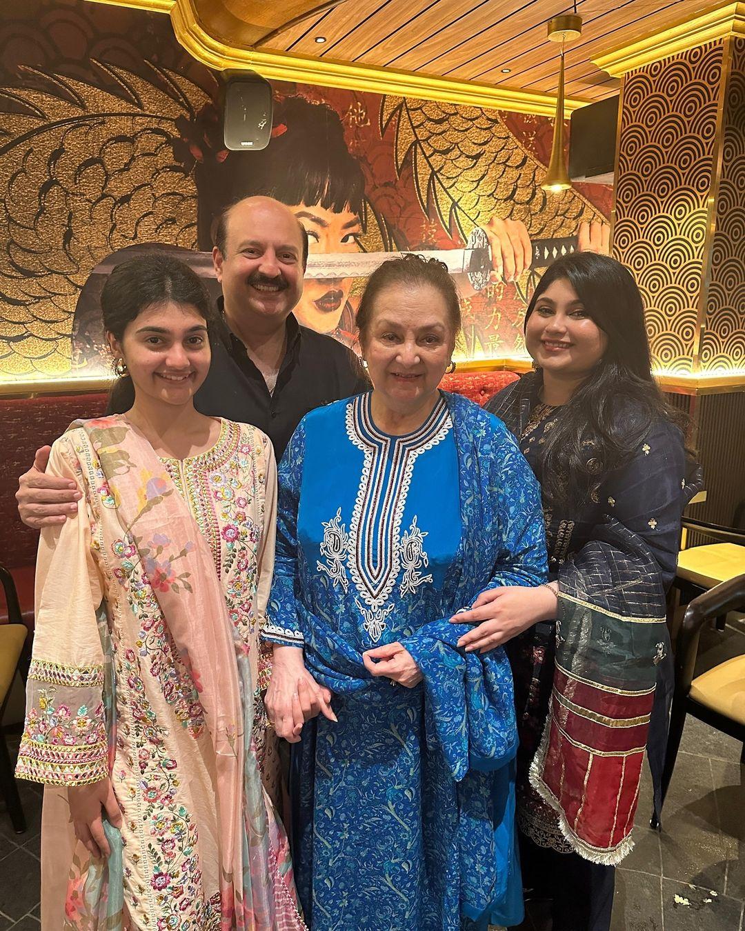 सायरा बानो ने शेयर की हुई तस्वीरें और वीडियो इस समय फैंस के बीच तेजी से वायरल हो रही हैं. 