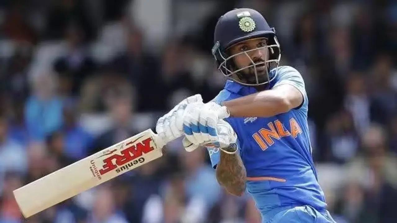 132 बनाम श्रीलंका (पहला वनडे 2017)
मैच में पहले बल्लेबाजी करते हुए श्रीलंका ने 216 रन बनाए और ऑल-आउट हो गए. दूसरे लक्ष्य का पीछा करते हुए भारत ने रोहित शर्मा का विकेट जल्दी ही गंवा दिया. इसके बाद शिखर धवन और विराट कोहली ने मिलकर मैच को अपने हाथों में ले लिया. उस दिन धवन ने सिर्फ 90 गेंदों में 132 रन बनाए. उनकी तूफानी पारी में 20 चौके और 3 छक्के शामिल थे. उनके साथ कोहली ने 82 रन बनाए. भारत ने श्रीलंका के खिलाफ नौ विकेट से मैच जीता.