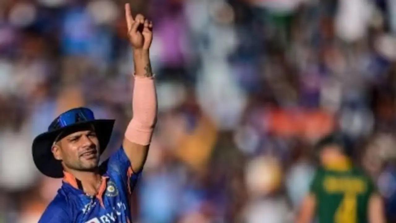 137 बनाम दक्षिण अफ्रीका (आईसीसी विश्व कप 2015)
इस मैच में पहले बल्लेबाजी करते हुए शिखर धवन ने स्टार ओपनर रोहित शर्मा के साथ पारी की शुरुआत की. भारत ने रोहित का विकेट जल्दी खो दिया. इसके बाद शिखर धवन ने 146 गेंदों में 137 रन बनाए. उनके साथ विराट कोहली भी थे, जो बाद में चार रन से अपना अर्धशतक बनाने से चूक गए. धवन की 137 रन की पारी में 16 चौके और 2 छक्के शामिल थे. अजिंक्य रहाणे के 79 रनों की मदद से भारत ने दक्षिण अफ्रीका के सामने 308 रनों का लक्ष्य रखा. `मेन इन ब्लू` ने मैच 130 रनों से जीत लिया.