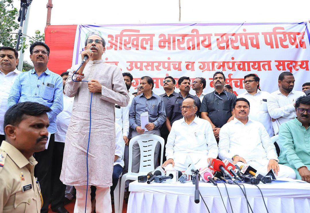 ठाकरे और पवार का आरोप है कि लोकसभा चुनावों को प्रभावित करने के लिए जल्दबाजी में मूर्ति बनाई गई और मूर्तिकार के पास अनुभव की कमी है. उनका यह भी दावा है कि सरकार नौसेना पर दोष मढ़ने का प्रयास कर रही है.
