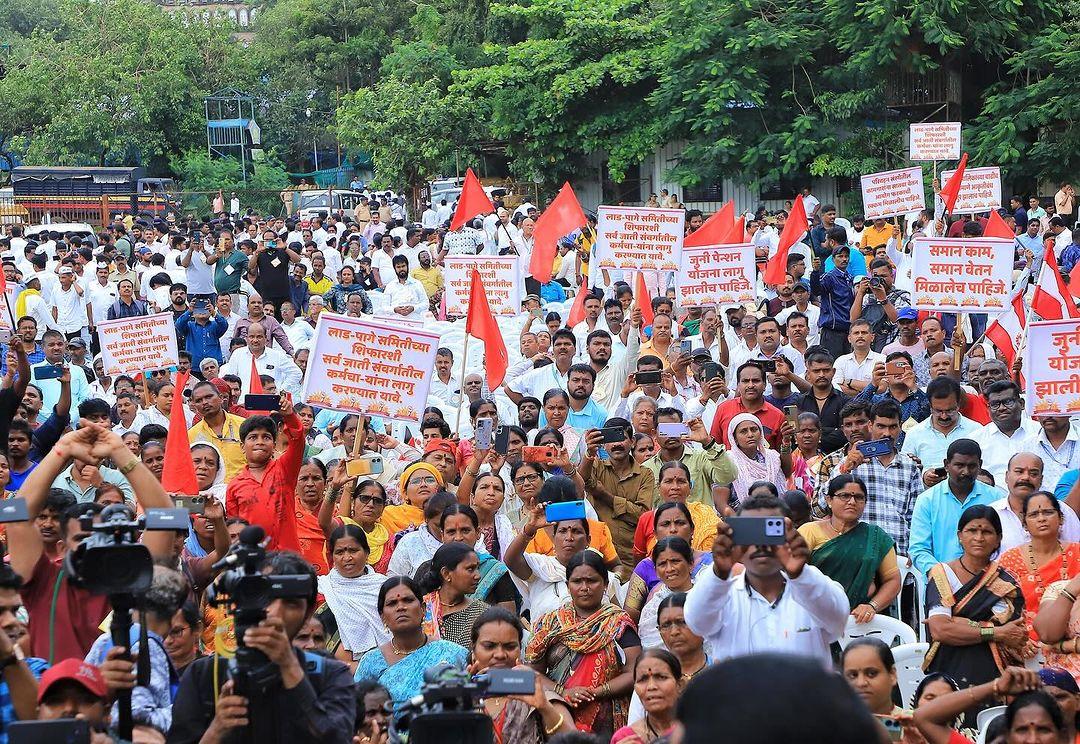 ठाकरे और पवार दोनों ने मूर्ति के निर्माण में भ्रष्टाचार का आरोप लगाया है. ठाकरे ने सुझाव दिया कि इस घटना का इस्तेमाल एक नए अनुबंध और संभावित घोटाले के अवसर के रूप में किया गया.
