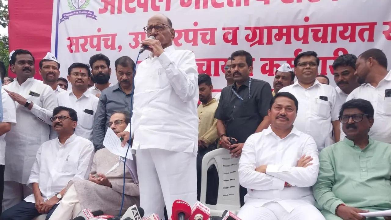 प्रधानमंत्री नरेंद्र मोदी द्वारा अनावरण की गई मराठा राजा की 35 फीट ऊंची मूर्ति 26 अगस्त, 2024 को गिर गई थी. ठाकरे ने दावा किया कि सरकार का यह स्पष्टीकरण कि तेज हवाओं के कारण मूर्ति गिर गई, भ्रष्टाचार को छिपाने का एक प्रयास है.