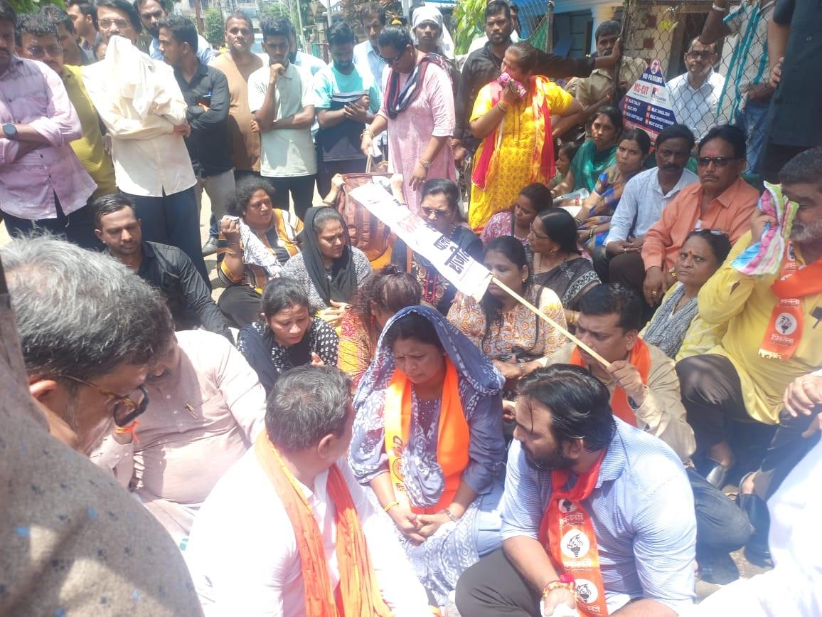 शिवसेना (उद्धव गुट) की प्रमुख नेता सुषमा अंधारे ने इस घिनौने अपराध की कड़ी निंदा करते हुए शिंदे सरकार की जमकर आलोचना की है. 